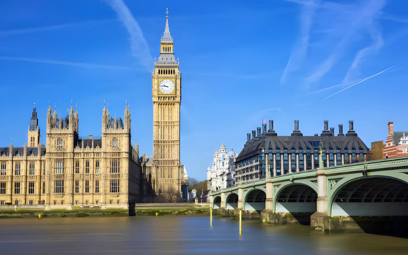 Hình ảnh tháp Big Ben tại London, biểu tượng du học Anh 2025. Du học sinh Việt Nam lựa chọn Anh nhờ thời gian học ngắn, học bổng hấp dẫn và chất lượng học thuật hàng đầu.
